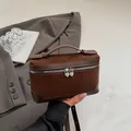Sac boîte en daim marron avec fermetures éclair en cœur et poignée rétro chic - Marron