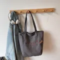 Borsa tote in tela grigio scuro con ricamo a cane e mini pochette in pelle coordinata - Marrone Scuro