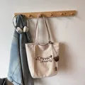 Borsa tote in tela bianco sporco con ricamo a bassotto e ciondolo in pelle marrone - Grigio Beige