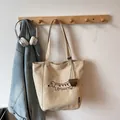 Borsa tote in tela beige con motivo bassotto ricamato e piccolo ciondolo in pelle - Cachi