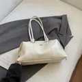 Borsa sottobraccio minimalista bianco crema in pelle lucida con spalline sottili - Senza Ciondolo / Bianco