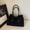 Borsa tote minimalista in pelle scamosciata nera con manici sottili per stile quotidiano - Nero