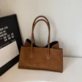 Borsa tote marrone vintage in pelle scamosciata da donna con tracolla in stile minimal - Marrone