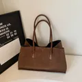 Borsa tote marrone vintage in pelle smerigliata con doppi manici lunghi minimalista - caffè