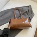 Borsa a spalla minimalista in pelle lucida marrone con doppi manici sottili e logo - Senza Ciondolo / Marrone