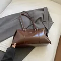 Borsa sottobraccio rettangolare in pelle cerata marrone scuro lucida con logo - Senza Ciondolo / Marrone