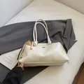 Schicke cremeweiße Achseltasche aus Öl-Wachs-Leder mit sportlichem Anhänger-Detail - Mit Anhänger / Weiß