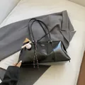 Schwarze Schultertasche aus glänzendem Ölwachsleder mit eleganten Griffen und Baseball-Anhänger - Mit Anhänger / Schwarz