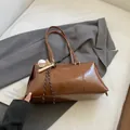 Braune Shopper-Tasche aus Ölwachsleder mit Baseball-Anhänger und Schultergurt - Mit Anhänger / Braun