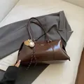 Dunkelbraune Vintage-Schultertasche aus glänzendem Leder mit Baseball-Anhänger - Mit Anhänger / Braun