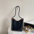 Sac seau minimaliste en cuir noir avec intérieur marron et bandoulière élégante - Sans Pendentif / Noir