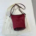 Detailansicht weinrote Eimer-Tasche aus Wildleder mit silbernen Taschenfüßen - Rot