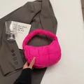 Schicke gesteppte Puffer-Handtasche in leuchtendem Magenta-Rosa mit gepolsterter Nylon-Textur - Rosarot