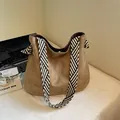 Bolso tote de ante marrón con correa tejida a rayas negras y blancas elegante - Caqui