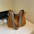 Bolso tote marrón de ante con correa tejida a rayas blancas y negras y detalles de nudos - Marrón