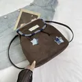 Dettaglio zaino in pelle scamosciata marrone con stelle a scacchi blu e chiusura a cordoncino - Marrone