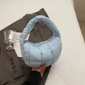 Schicke hellblaue gesteppte Puffer-Handtasche mit weichem Schultergurt und Halbmondform - Blau