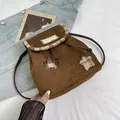 Dettaglio dello zaino vintage marrone con toppe a stella e trama in pelle scamosciata - Marrone