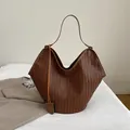 Schicke braune geflochtene Tragetasche mit V-Silhouette und Fischgrätmuster - Braun