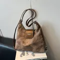 Sac fourre-tout marron foncé avec texture marbrée vintage et détail chaîne argentée - Café sans Pendentif