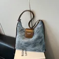 Sac cabas en toile bleue avec détails en cuir marron et sangle métallique réglable - Bleu Denim Sans Pendentif