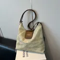Grand sac hobo vert morandi avec bandoulières en cuir marron foncé en version variant - Blanc Crème (Sans Pendentif)