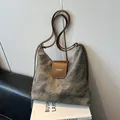 Sac à bandoulière rétro à texture tie-dye avec rabat en cuir marron et sangle réglable - Brun Thé Foncé (Sans Pendentif)