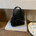 Dettaglio mini borsa a tracolla nera con trama scamosciata e fiocco in pelle - Nero