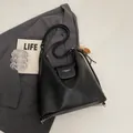 Grote zwarte vintage tas van olie-was leer met flap en lange verstelbare schouderband - Zwart Met Hanger