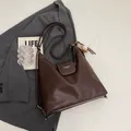 Donkerbruine vintage tas van olie-was leer met een trendy honkbal-bedel detail - Koffie Met Bedels