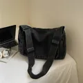 Borsa a tracolla retrò in denim grigio antracite lavato con tracolla regolabile e capiente - Nero