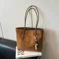 Borsa tote in camoscio marrone caramello con ciondolo di perline e spalline sottili - Marrone