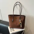 Borsa tote in finto camoscio marrone con ciondolo di perline e manici in pelle - Marrone