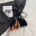 Zwarte vintage cilindertas met premium texturen en decoratieve houten kralenkwastje - Met Hanger / Zwart