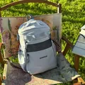 Grand sac à dos de sport bleu clair avec poche en filet sur une chaise - Rose bonbon