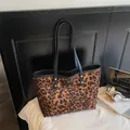 Grand sac cabas à imprimé léopard avec bandoulières noires et rivets dorés chic - Marron Jaune