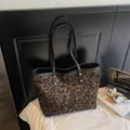 Grand sac cabas à imprimé léopard avec anses en cuir noir et rivets dorés - Marron