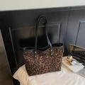Grand sac cabas à imprimé léopard marron avec poignées noires et rivets dorés polis - Brun Rouge