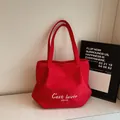 Modieuze rode canvas draagtas met witte tekst en dubbele schouderbanden voor dames - Rood (Geen Hanger)