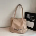 Minimalistische beige canvas tas met donkerblauwe 'C'est la vie' tekst en handige schouderriem - Kaki (Geen Hanger)
