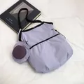 Minimalistische helllila Canvas-Einkaufstasche mit schwarzen Riemen und kleinem Beutel - Lila