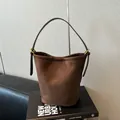 Bolso tipo cubo minimalista de ante marrón oscuro con hebilla dorada ajustable - Marrón