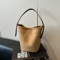 Bolso cubo minimalista de ante camel con correa de cuero marrón y hebilla dorada - Caqui