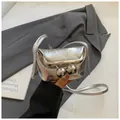 Detail der silbernen Mini-Tasche mit Vintage-Doppelkugel-Kussverschluss aus Metall - Silber