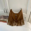 Braune Bohemian Umhängetasche aus Wildleder mit Fransen und Vintage-Gürtelschnalle - Braun