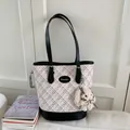Schicke beige Gittermuster-Beuteltasche mit schwarzen Details und Plüsch-Hase - Schwarz Mit Anhänger