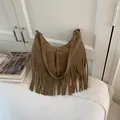 Boho-Hobo-Tasche aus braunem Wildleder mit langen Fransen und Vintage-Metallschnalle - Khaki