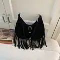 Bohemian Wildleder Umhängetasche in Schwarz mit langen Fransen und Metallschnalle - Schwarz