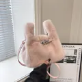 Roze pluchen emmertas met zacht imitatiebont en verstelbare leren schouderriem voor dames - Roze Zonder Hanger