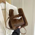 Donkerbruine bucket bag van imitatiebont met zilveren draaisluiting en leren schouderriem - Bruin Zonder Hanger